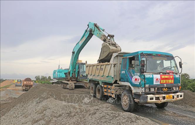 Tại gói thầu 42, do Tổng Công ty Xây dựng Trường Sơn thi công, hàng chục thiết bị, xe cơ giới cùng hàng trăm kỹ sư, công nhân đang tất bật hoàn thành những km cuối cùng của gói thầu. Ảnh: Công Mạo-TTXVN