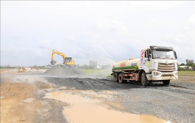 Công ty Cổ phần Đầu tư và Giao thông Phương Thành huy động phương tiện, máy móc và “tăng ca, tăng kíp” thi công cả những ngày nghỉ lễ để bù tiến độ. Ảnh: Công Mạo-TTXVN