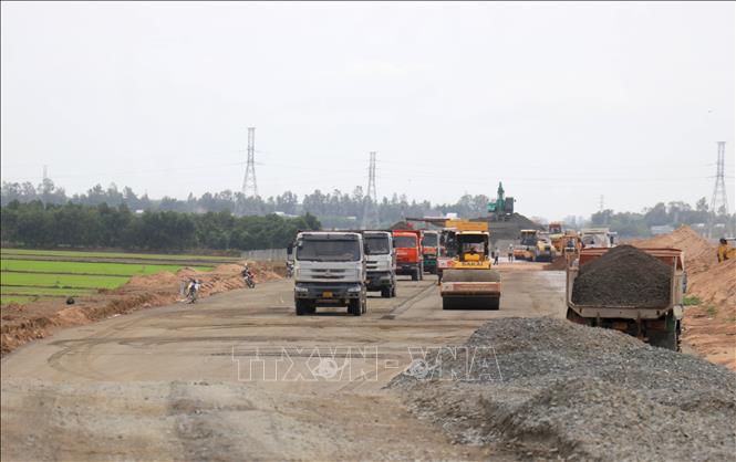 Tổng Công ty Xây dựng Trường Sơn huy động tối đa phương tiện và nhân lực, tranh thủ thời tiết thuận lợi tập trung thi công những km cuối cùng của gói thầu 42. Ảnh: Công Mạo-TTXVN
 
