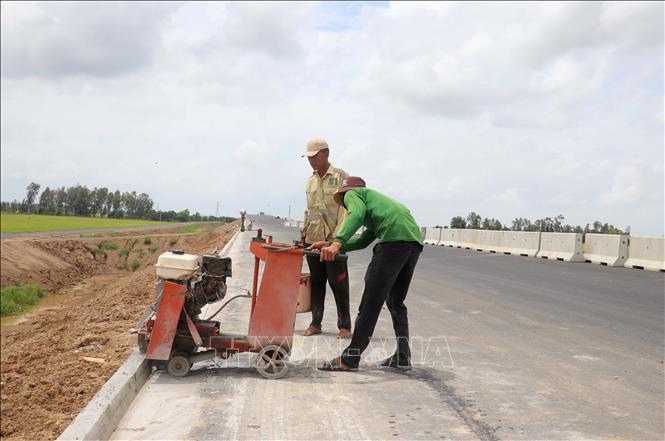 Tranh thủ thời tiết thuận lợi, Tổng Công ty Xây dựng Trường Sơn huy động tối đa phương tiện và nhân lực tăng ca làm xuyên những ngày nghỉ lễ nhằm hoàn thiện các hạng mục cuối cùng của gói thầu. Ảnh: Công Mạo-TTXVN