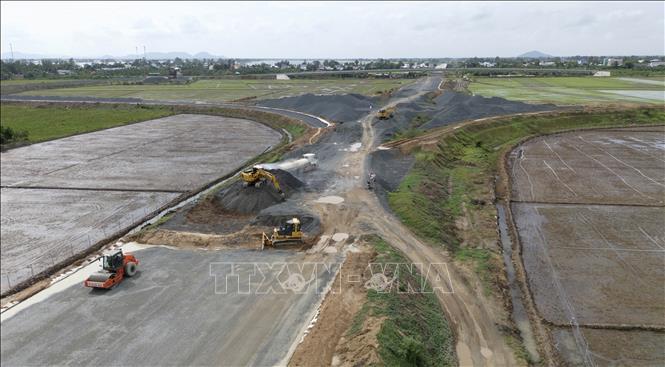 Dự án cao tốc Châu Đốc - Cần Thơ - Sóc Trăng giai đoạn 1, đoạn qua địa bàn tỉnh An Giang tại nút giao Tỉnh lộ 945 trên địa bàn xã Thạnh Mỹ Tây (tỉnh An Giang do Công ty Cổ phần Đầu tư và Giao thông Phương Thành đảm nhận thi công vẫn còn tập kết ngổn ngang vật liệu. Ảnh: Công Mạo-TTXVN