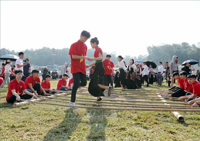 Màn múa sạp do học sinh các xã Than Uyên, Khoe On, Mường Than trình diễn. Ảnh: Quý Trung - TTXVN