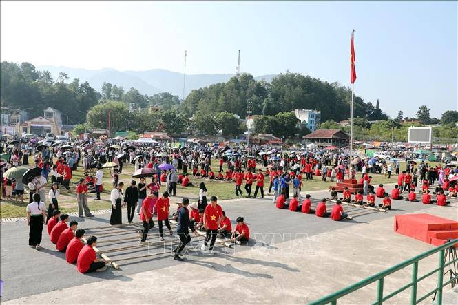 Màn múa sạp tập thể do học sinh các dân tộc ở Lai Châu thực hiện. Ảnh: Quý Trung - TTXVN