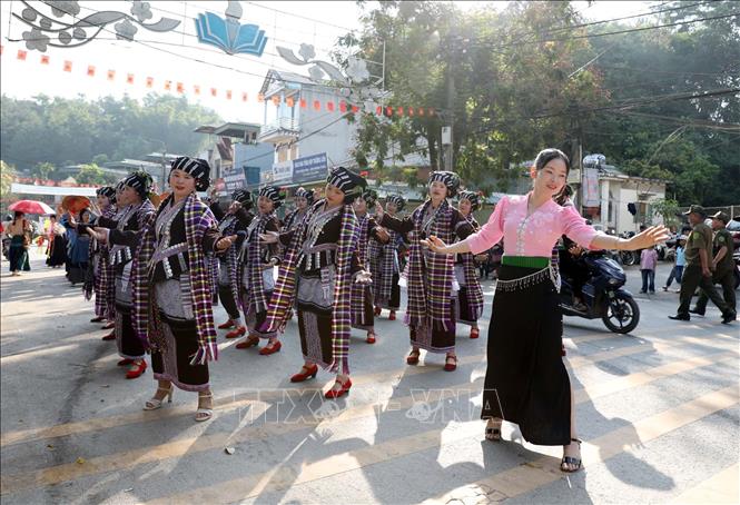 Màn diễn hành đường phố của đồng bào dân tộc Lự. Ảnh: Quý Trung - TTXVN