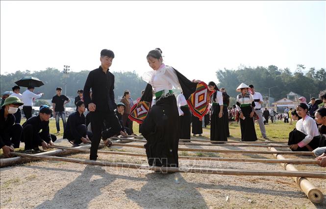 Chương trình múa sạp do học sinh các xã Than Uyên, Khoe On, Mường Than thực hiện. Ảnh: Quý Trung - TTXVN