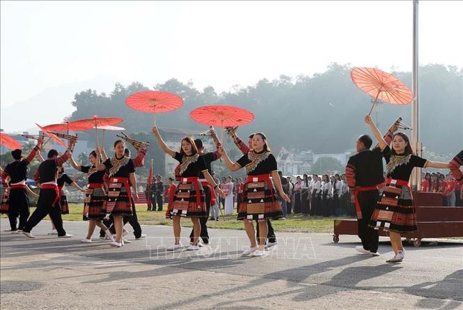 Trình diễn sắc màu văn hóa của đồng bào dân tộc Mông xã Than Uyên. Ảnh: Quý Trung - TTXVN