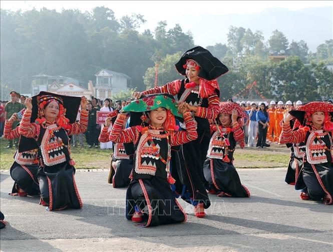 Màn trình diễn đậm sắc màu văn hóa của đồng bào dân tộc Hà Nhì xã biên giới Thu Lũm. Ảnh: Quý Trung - TTXVN