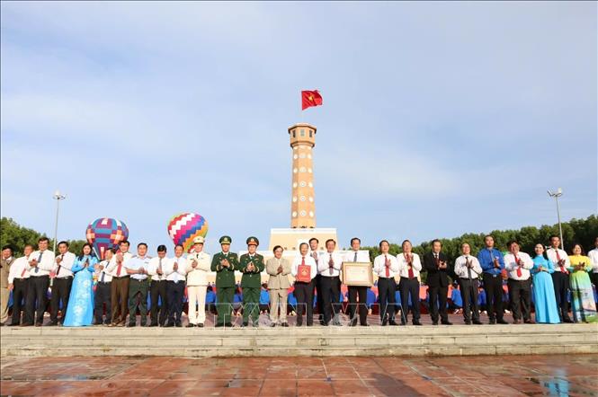 Buổi lễ không chỉ là dấu mốc đặc biệt trong hành trình xác lập kỷ lục, mà còn kết nối các vùng đất thiêng liêng của Tổ quốc: từ Làng Sen quê Bác, qua Thủ đô Hà Nội đến mảnh đất cực Nam Tổ quốc - Mũi Cà Mau. Ảnh: Huỳnh Anh - TTXVN