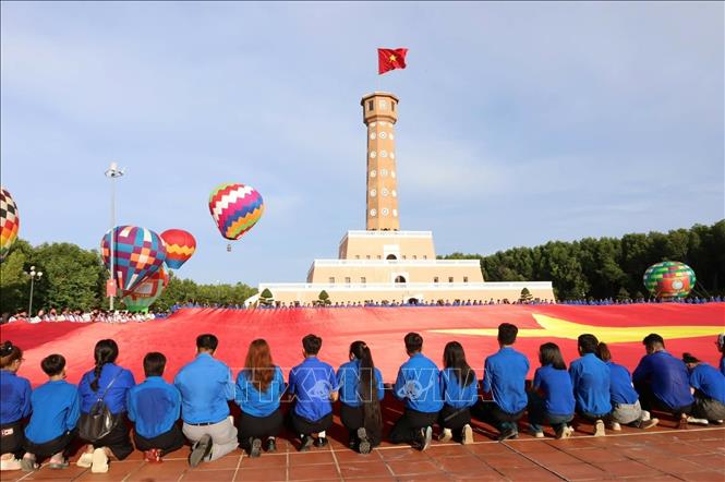 Sau buổi lễ, lá đại kỳ sẽ bắt đầu hành trình xuyên Việt và chính thức được trao tặng cho tỉnh Cà Mau để lưu giữ, trưng bày tại Vườn Quốc gia Mũi Cà Mau, phục vụ nhân dân và du khách thưởng lãm vào cuối năm 2027. Ảnh: Huỳnh Anh - TTXVN