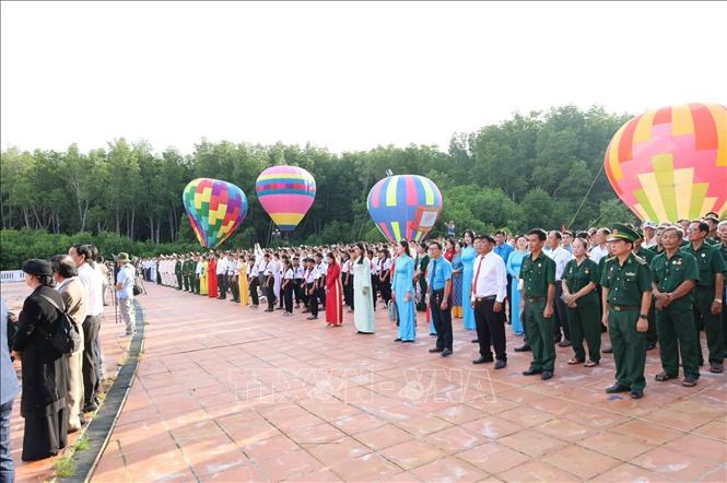 Buổi lễ diễn ra trong không khí trang nghiêm, xúc động với sự tham gia của gần 1.500 cán bộ, công chức, viên chức, chiến sĩ lực lượng vũ trang, chức sắc tôn giáo, đoàn viên, thanh niên, học sinh và nhân dân địa phương. Ảnh: Huỳnh Anh - TTXVN