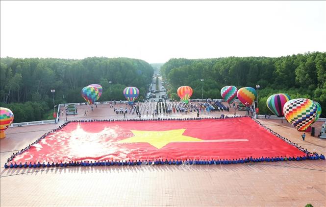 Lễ chào cờ đặc biệt tại Cột cờ Hà Nội - Mũi Cà Mau (xã Đất Mũi, tỉnh Cà Mau). Ảnh: Huỳnh Anh - TTXVN