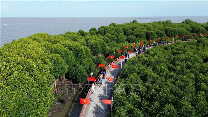 Quang cảnh lễ chào cờ đặc biệt ở vùng đất cực Nam Tổ quốc. Ảnh: Huỳnh Anh - TTXVN