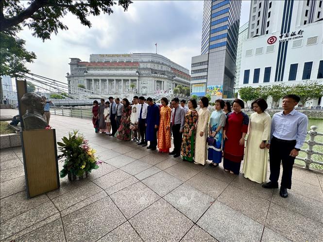 Cán bộ, nhân viên Đại sứ quán Việt Nam và cộng đồng tưởng nhớ công ơn Chủ tịch Hồ Chính Minh nhân kỷ niệm 81 năm Quốc khánh. Ảnh: Đỗ Vân - PV TTXVN tại Singapore