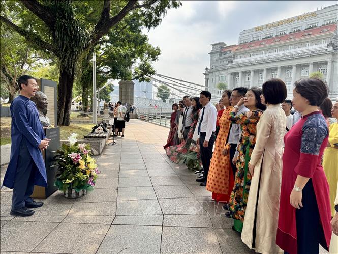 Đại sứ Trần Phước Anh phát biểu trước cán bộ, nhân viên Đại sứ quán và cộng đồng tại lễ dâng hoa tượng Bác. Ảnh: Đỗ Vân - PV TTXVN tại Singapore