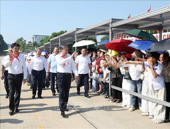Tổng Bí thư, Chủ tịch nước Tô Lâm vẫy tay chào Nhân dân vào Lăng viếng Chủ tịch Hồ Chí Minh. Ảnh: Thống Nhất – TTXVN