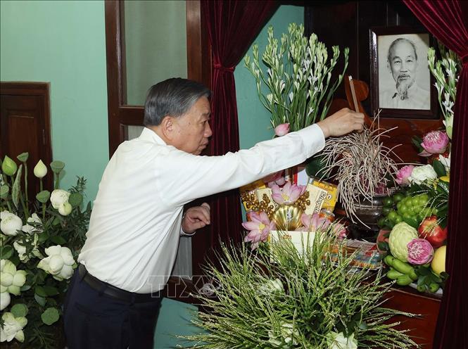 Tổng Bí thư, Chủ tịch nước Tô Lâm dâng hương tưởng nhớ Bác Hồ tại Nhà 67, Khu Di tích Chủ tịch Hồ Chí Minh trong Phủ Chủ tịch. Ảnh: Thống Nhất – TTXVN