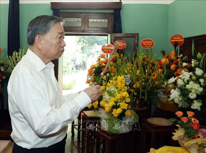Tổng Bí thư, Chủ tịch nước Tô Lâm dâng hương tưởng nhớ Bác Hồ tại Nhà 67, Khu Di tích Chủ tịch Hồ Chí Minh trong Phủ Chủ tịch. Ảnh: Thống Nhất – TTXVN