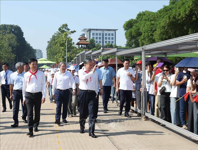 Tổng Bí thư, Chủ tịch nước Tô Lâm vẫy tay chào Nhân dân vào Lăng viếng Chủ tịch Hồ Chí Minh. Ảnh: Thống Nhất – TTXVN