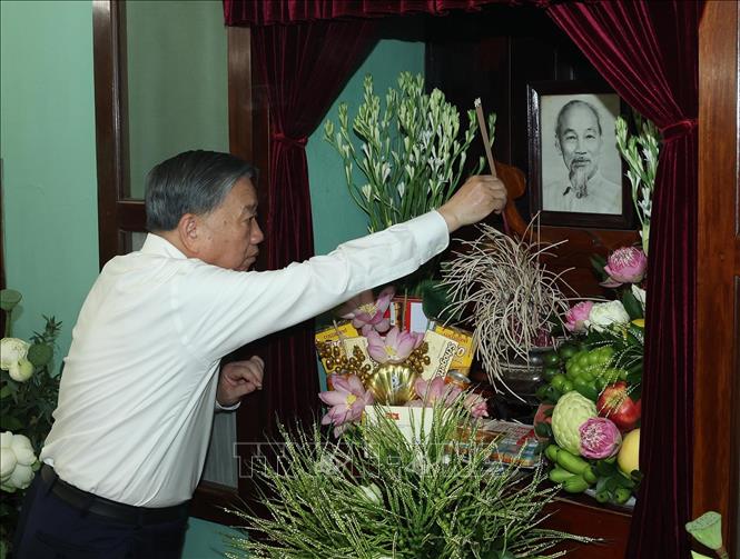 Tổng Bí thư, Chủ tịch nước Tô Lâm dâng hương tưởng nhớ Bác Hồ tại Nhà 67, Khu Di tích Chủ tịch Hồ Chí Minh trong Phủ Chủ tịch. Ảnh: Thống Nhất – TTXVN