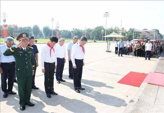 Tổng Bí thư, Chủ tịch nước Tô Lâm và các đại biểu thành kính tưởng nhớ Chủ tịch Hồ Chí Minh. Ảnh: Thống Nhất – TTXVN