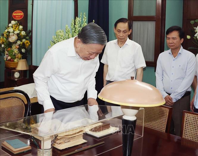 Tổng Bí thư, Chủ tịch nước Tô Lâm xem các hiện vật tại Nhà 67, Khu Di tích Chủ tịch Hồ Chí Minh trong Phủ Chủ tịch. Ảnh: Thống Nhất – TTXVN