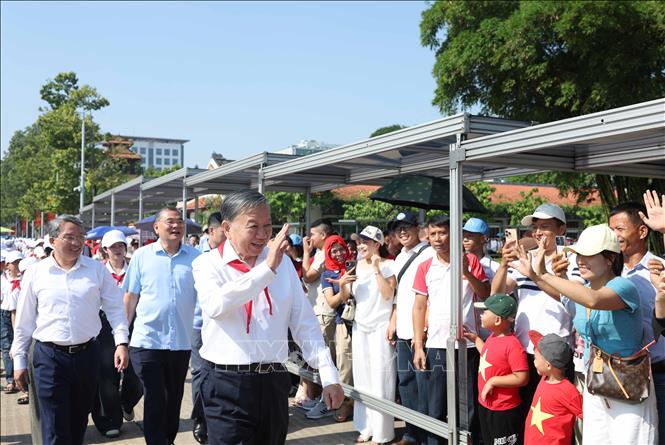 Tổng Bí thư, Chủ tịch nước Tô Lâm vẫy tay chào Nhân dân vào Lăng viếng Chủ tịch Hồ Chí Minh. Ảnh: Thống Nhất – TTXVN