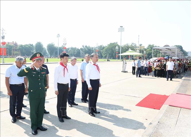 Tổng Bí thư, Chủ tịch nước Tô Lâm và các đại biểu thành kính tưởng nhớ Chủ tịch Hồ Chí Minh. Ảnh: Thống Nhất – TTXVN