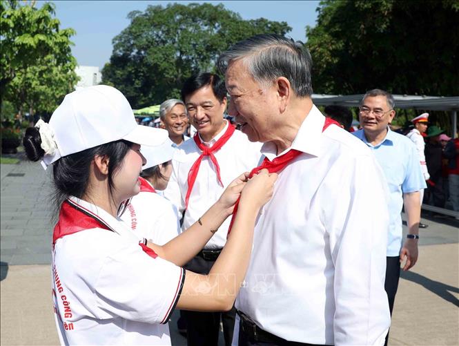 Thiếu nhi Thủ đô quàng khăn đỏ cho Tổng Bí thư, Chủ tịch nước Tô Lâm. Ảnh: Thống Nhất – TTXVN