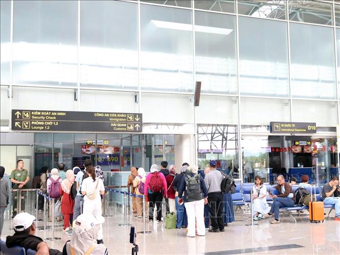 Các du khách quốc tế làm thủ tục tại Cảng hàng không quốc tế Liên Khương trong chuyến bay quốc tế đầu tiên mở lại sau thời gian Cảng đóng cửa để nâng cấp. Ảnh: TTXVN phát