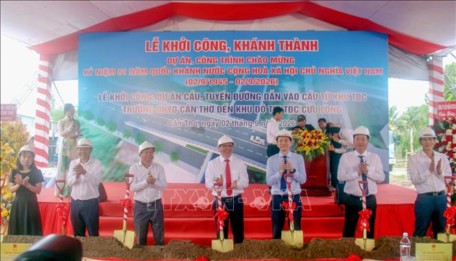 Các đại biểu thực hiện nghi thức khởi công. Ảnh: Thanh Liêm - TTXVN