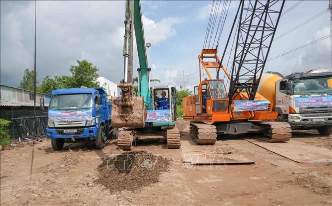Phương tiện xe máy thi công dự án cầu Trần Bạch Đằng. Ảnh: Thanh Liêm - TTXVN