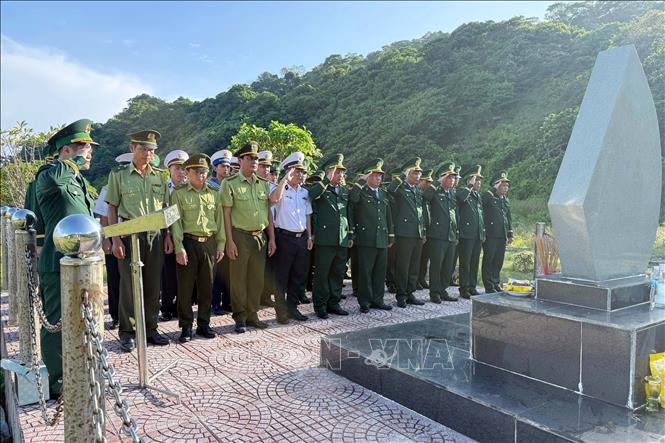 Tri ân các anh hùng liệt sĩ trong ngày Tết Độc lập trên đảo Hòn Khoai. Ảnh: TTXVN phát