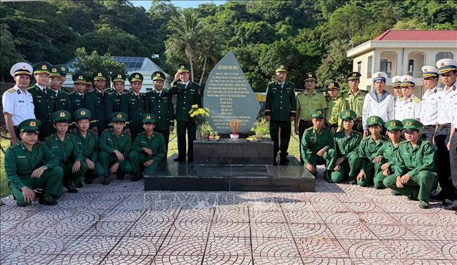 Các lực lượng trên đảo tri ân các anh hùng liệt sĩ nằm xuống trong Khởi nghĩa Hòn Khoai. Ảnh: TTXVN phát