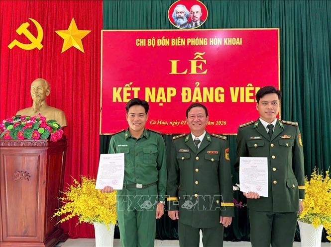 Kết nạp đảng viên ngay ngày Quốc khánh là một trong các hoạt động của lực lượng trên đảo Hòn Khoai. Ảnh: TTXVN phát