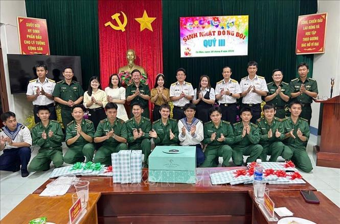 Sinh nhật đồng đội, một trong các hoạt động của lực lượng trên đảo Hòn Khoai vui Tết Độc lập. Ảnh: TTXVN phát