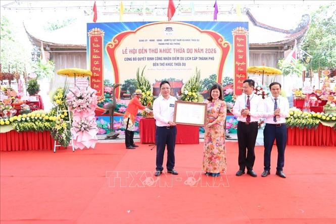 Giám đốc Sở Văn hóa, Thể thao và Du lịch thành phố Hải Phòng Nguyễn Thành Trung (bên trái) trao Quyết định công nhận Điểm du lịch cấp thành phố đối với di tích Đền thờ Khúc Thừa Dụ cho lãnh đạo địa phương. Ảnh: Mạnh Minh – TTXVN