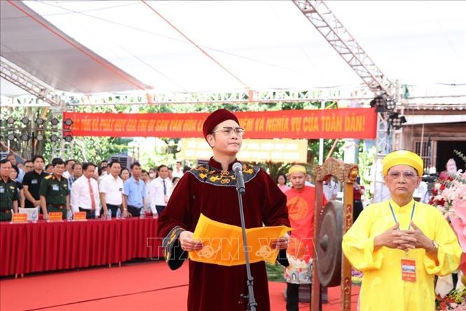Nghi thức tuyên đọc chúc văn ca ngợi công lao của Anh hùng dân tộc Khúc Thừa Dụ và các vị anh hùng Khúc Hạo, Khúc Thừa Mỹ - những người có công đầu mở nền tự chủ cho dân tộc. Ảnh: Mạnh Minh - TTXVN