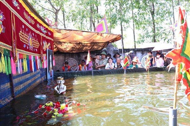 Biểu diễn nghệ thuật múa rối nước phục vụ nhân dân và du khách tại lễ hội đền thờ Khúc Thừa Dụ năm 2026. Ảnh: Mạnh Minh – TTXVN
