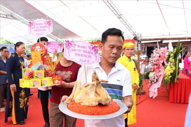 Lễ hội truyền thống đền thờ Khúc Thừa Dụ năm 2026 là dịp đông đảo người dân, gia tộc họ Khúc ở nhiều địa phương trên cả nước tề tựu về dâng hương tưởng nhớ và tri ân công lao to lớn của người Anh hùng dân tộc đã có công đầu trong công cuộc xây dựng nền tự chủ của đất nước. Ảnh: Mạnh Minh – TTXVN