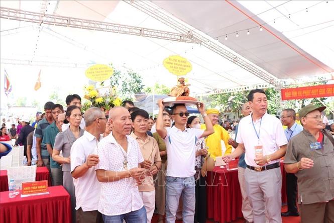 Lễ hội truyền thống đền thờ Khúc Thừa Dụ năm 2026 là dịp đông đảo người dân, gia tộc họ Khúc ở nhiều địa phương trên cả nước tề tựu về dâng hương tưởng nhớ và tri ân công lao to lớn của người Anh hùng dân tộc đã có công đầu trong công cuộc xây dựng nền tự chủ của đất nước. Ảnh: Mạnh Minh – TTXVN