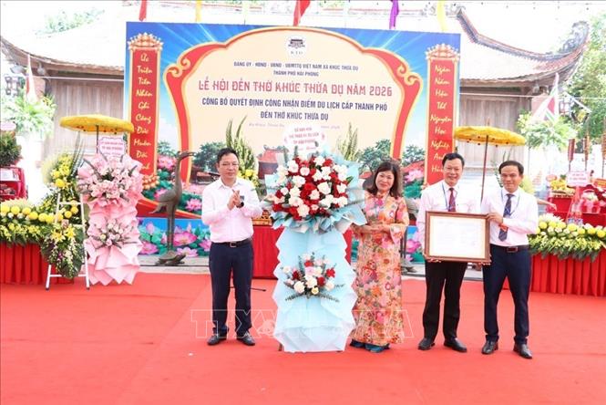 Giám đốc Sở Văn hóa, Thể thao và Du lịch thành phố Hải Phòng Nguyễn Thành Trung (bên trái) trao Quyết định công nhận Điểm du lịch cấp thành phố đối với di tích Đền thờ Khúc Thừa Dụ cho lãnh đạo địa phương. Ảnh: Mạnh Minh – TTXVN