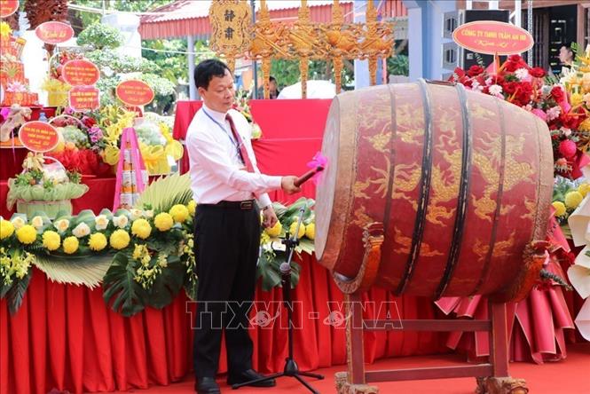 Chủ tịch UBND xã Khúc Thừa Dụ Nguyễn Tuấn Hải đánh trống khai hội. Ảnh: Mạnh Minh – TTXVN