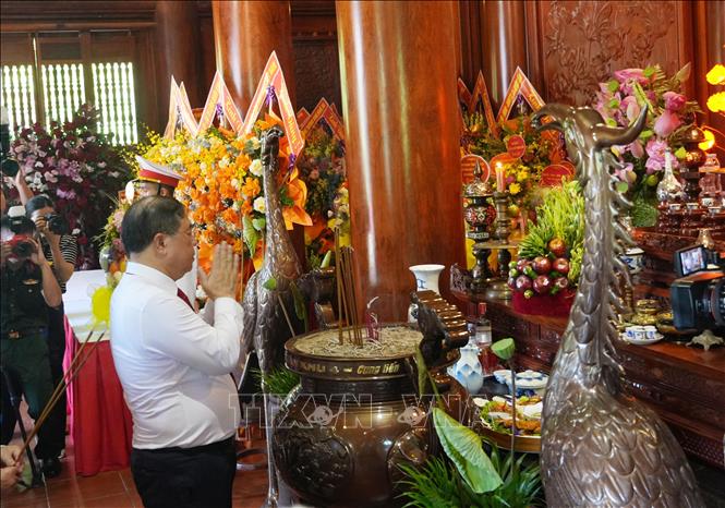 Phó Thủ tướng Thường trực Phạm Gia Túc dâng hương tưởng niệm Chủ tịch Hồ Chí Minh. Ảnh: Bích Huệ - TTXVN