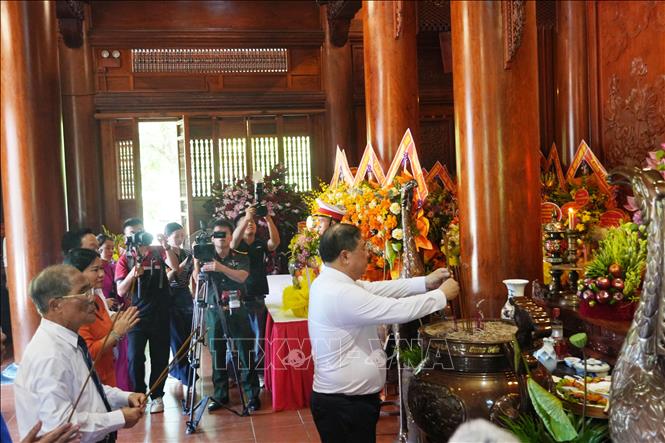 Phó Thủ tướng Thường trực Phạm Gia Túc dâng hương tưởng niệm Chủ tịch Hồ Chí Minh tại Nghệ An. Ảnh: Bích Huệ - TTXVN