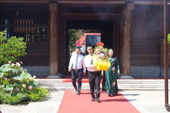 Đông đảo các tầng lớp nhân dân thành kính tiến cỗ, dâng hoa, dâng hương tưởng niệm, bày tỏ lòng biết ơn vô hạn đối với Chủ tịch Hồ Chí Minh. Ảnh: Bích Huệ - TTXVN