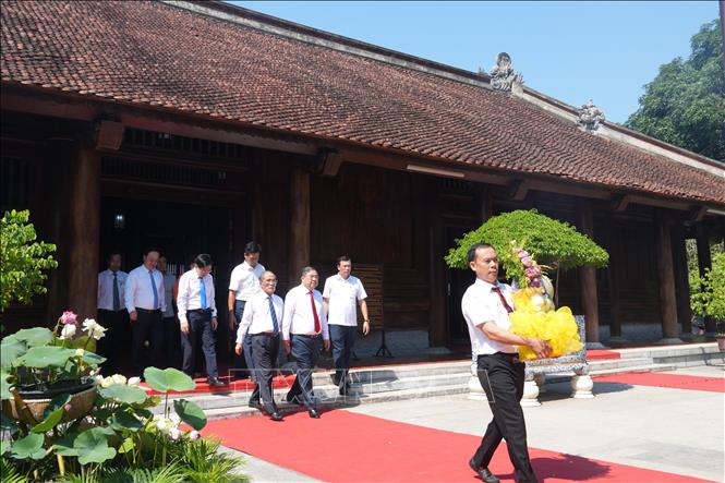 Phó Thủ tướng Thường trực Phạm Gia Túc đến dâng hương tưởng niệm Chủ tịch Hồ Chí Minh. Ảnh: Bích Huệ - TTXVN