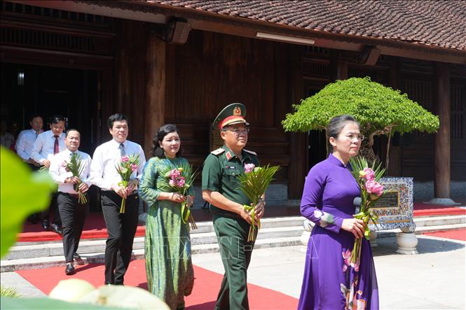 Đông đảo các tầng lớp nhân dân xếp hàng dài thành kính tiến cỗ, dâng hoa, dâng hương tưởng niệm, bày tỏ lòng biết ơn vô hạn đối với Chủ tịch Hồ Chí Minh. Ảnh: Bích Huệ - TTXVN