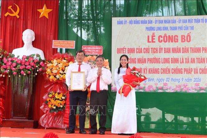 Trao Quyết định công nhận phường Long Bình là xã An toàn khu. Ảnh: Duy Khương – TTXVN