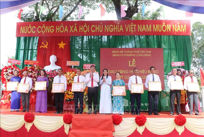 Trao Huy hiệu 30 năm tuổi Đảng cho các đảng viên tại buổi lễ. Ảnh: Duy Khương – TTXVN