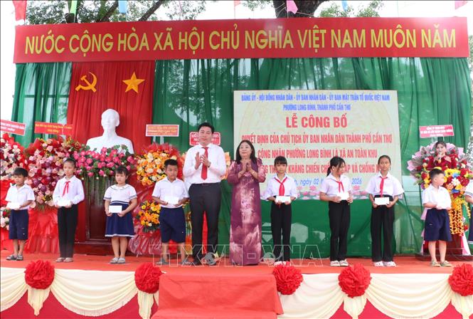 Tặng quà cho các em học sinh tại buổi lễ. Ảnh: Duy Khương – TTXVN